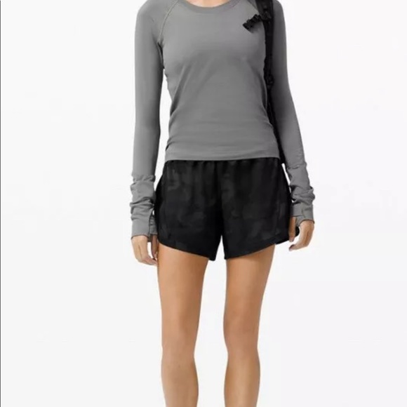 Sold out! Lululemon camo track that mr short sz 2 - Picture 2 of 10